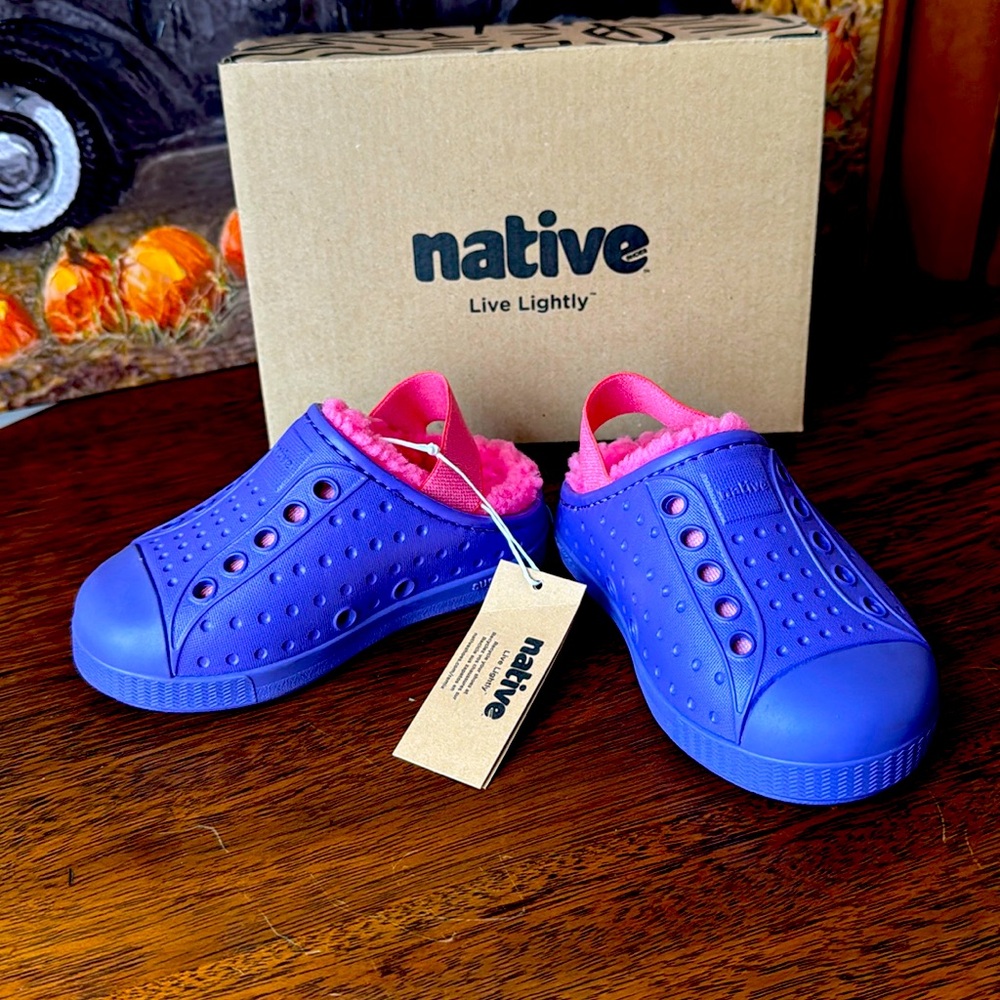 NIB Native pink/purple fuzzy insole size 5